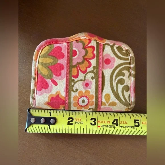 **SALE**Adorable Vera Bradley Floral Patterned Pouch w/ magnetic closure - Picture 5 of 5